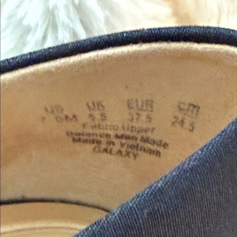 Abella Classic Navy Heels - Picture 5 of 7